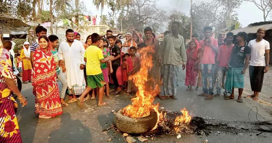 কদম্বগাছিতে নির্দল সমর্থককে খুন, টায়ার জ্বালিয়ে টাকি রোড অবরোধ