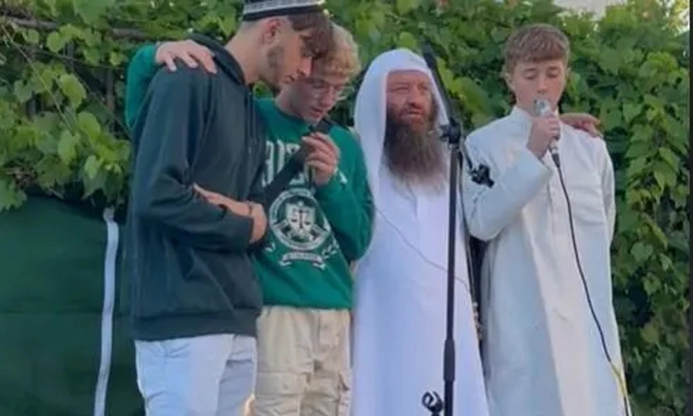 নামায দেখে মুগ্ধ...  ইসলাম ধর্ম গ্রহণ করলেন ২ জার্মান  