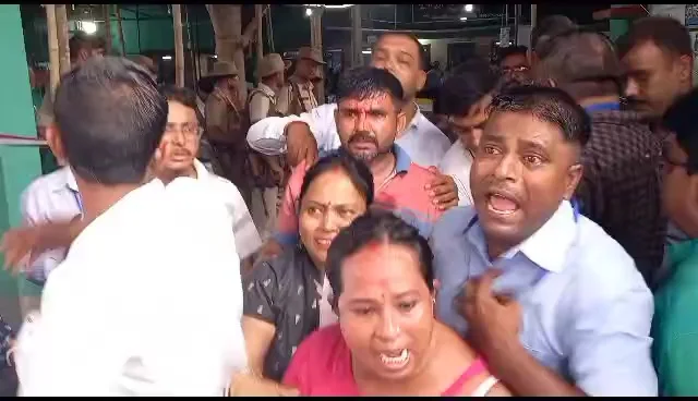 ভোট গণনা চলাকালীন বিক্ষিপ্ত ঘটনা হাওড়ায়, পুলিশের লাঠি চার্জ