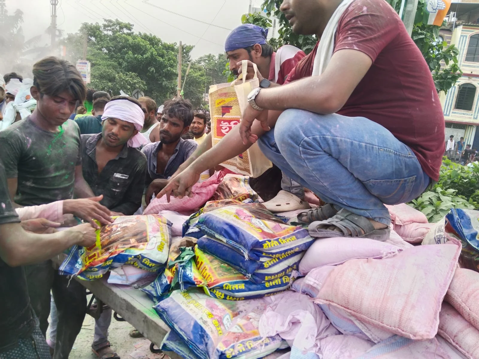 গণনা কেন্দ্রের বাইরে আবির থেকে আইসক্রিমের দোকান, যেন মিলন উৎসবের উচ্ছ্বাস
