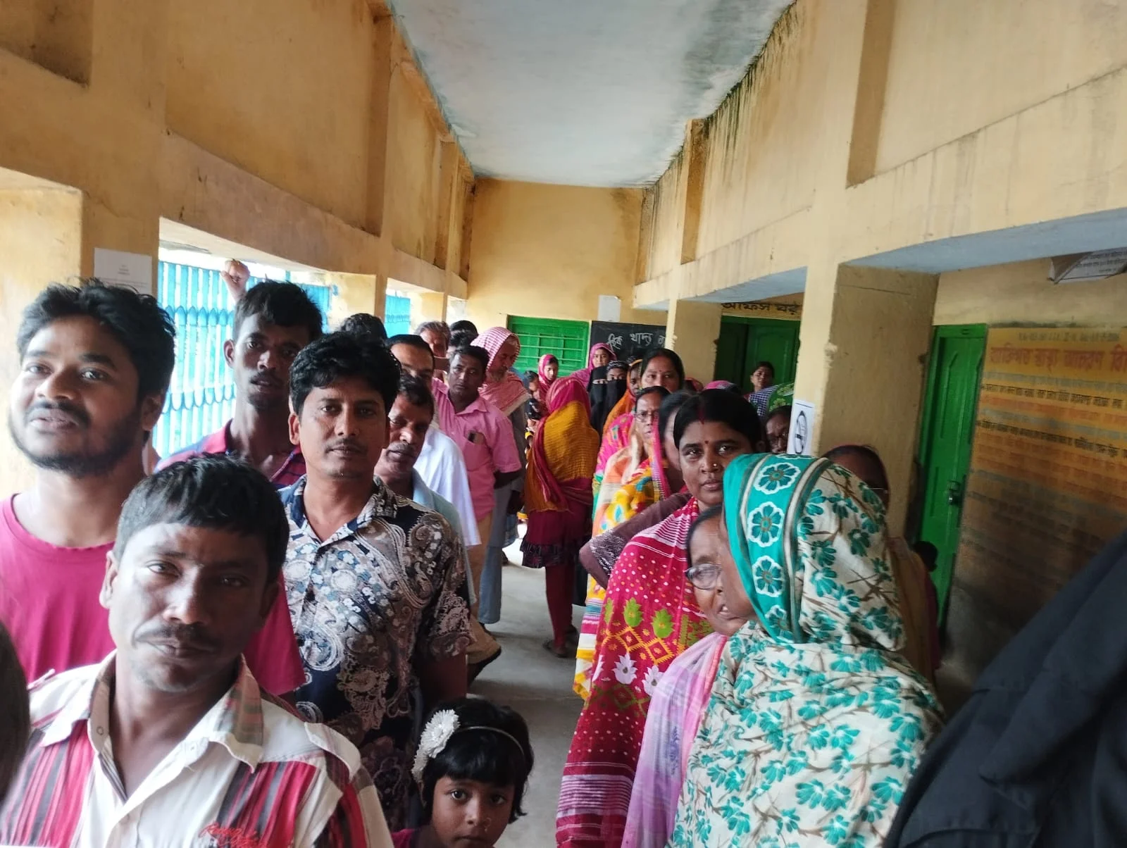 দু একটি বিক্ষিপ্ত ঘটনা ছাড়া সকাল থেকে ভোট পর্ব শান্তিপূর্ণভাবেই