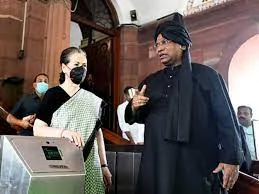 মণিপুর কাণ্ডের প্রতিবাদ জানাতে কালো পোশাক পরে সংসদে বিরোধী দলনেতারা