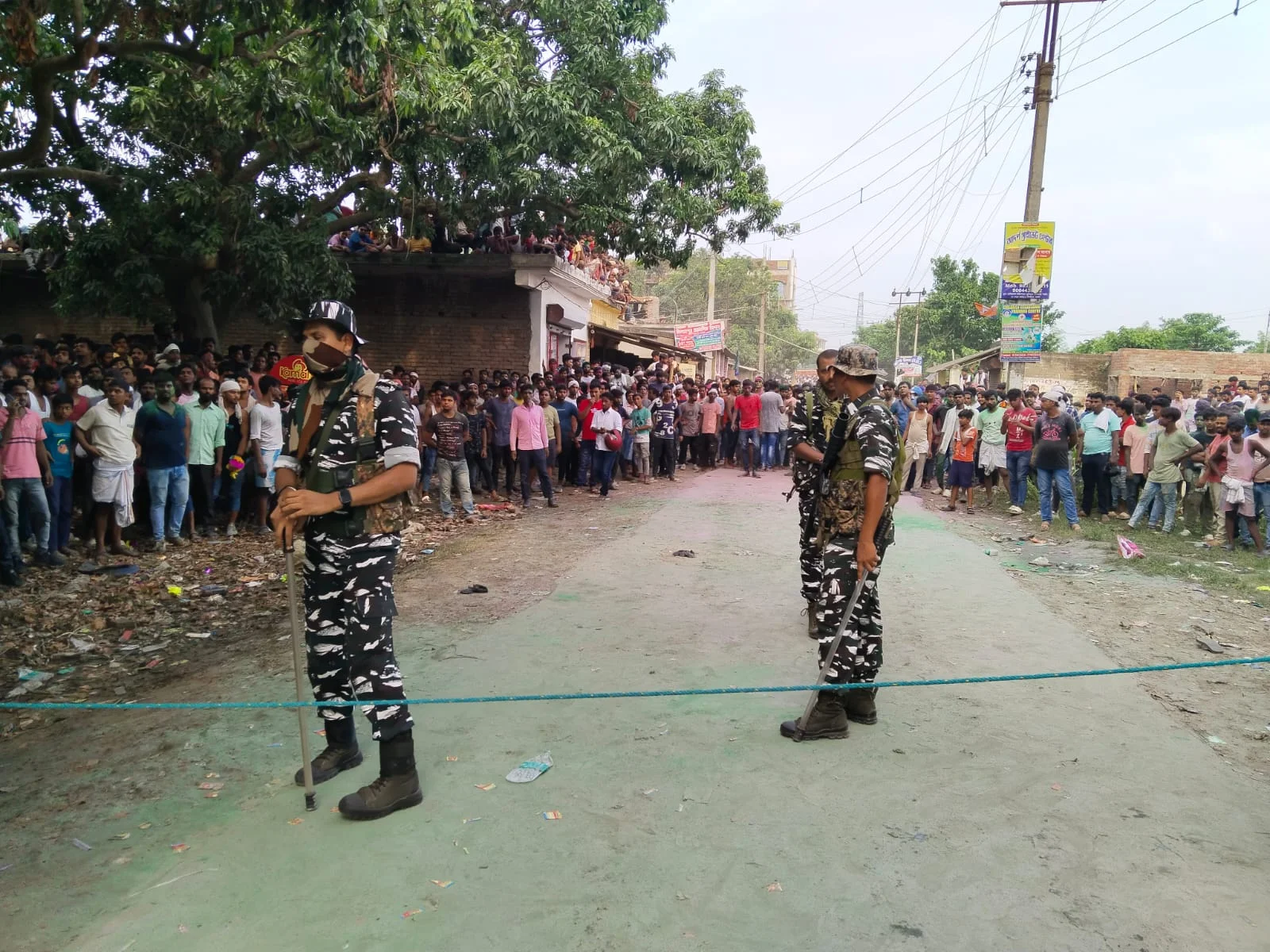 গণনা কেন্দ্রের বাইরে আবির থেকে আইসক্রিমের দোকান, যেন মিলন উৎসবের উচ্ছ্বাস