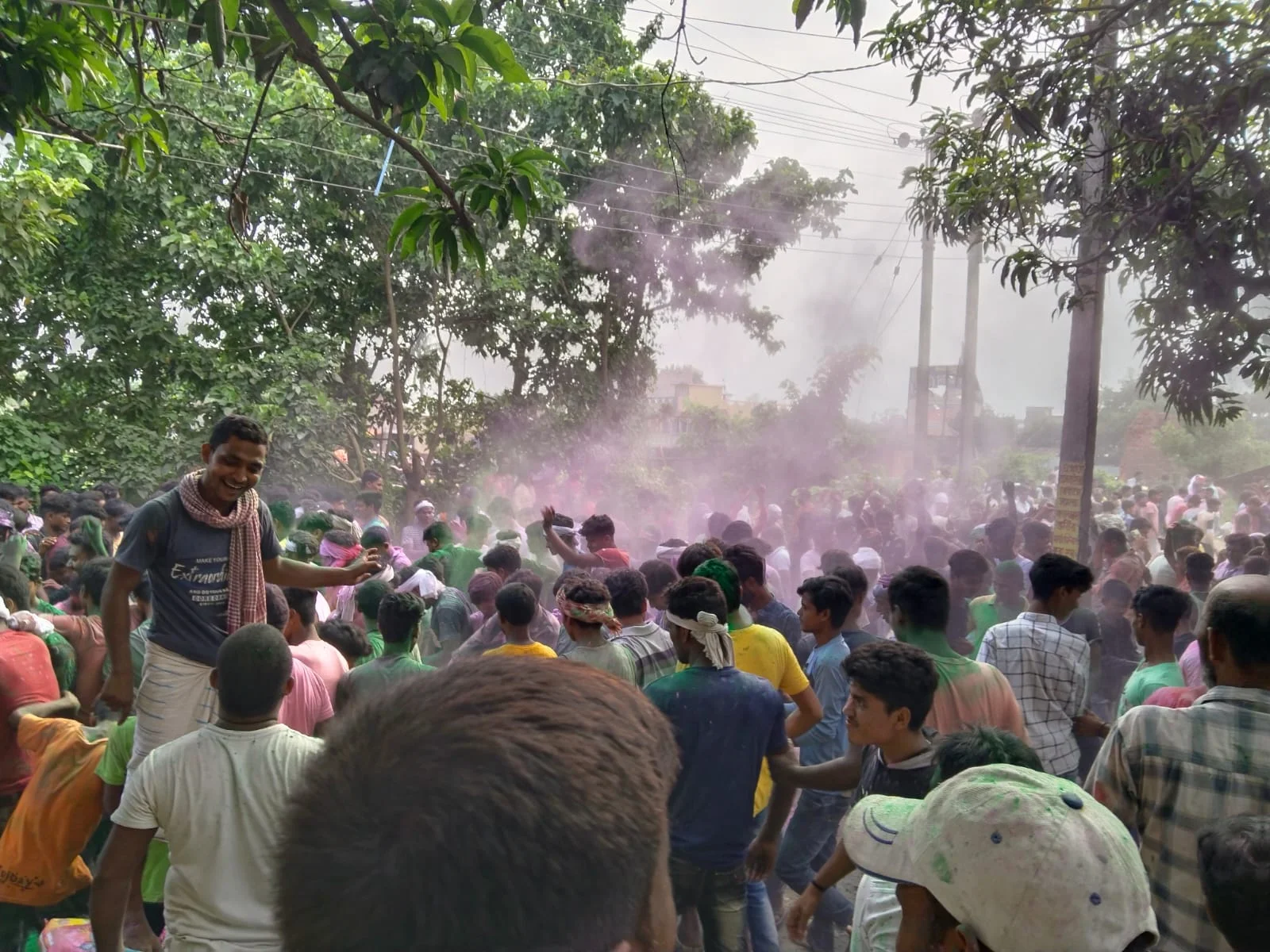 গণনা কেন্দ্রের বাইরে আবির থেকে আইসক্রিমের দোকান, যেন মিলন উৎসবের উচ্ছ্বাস