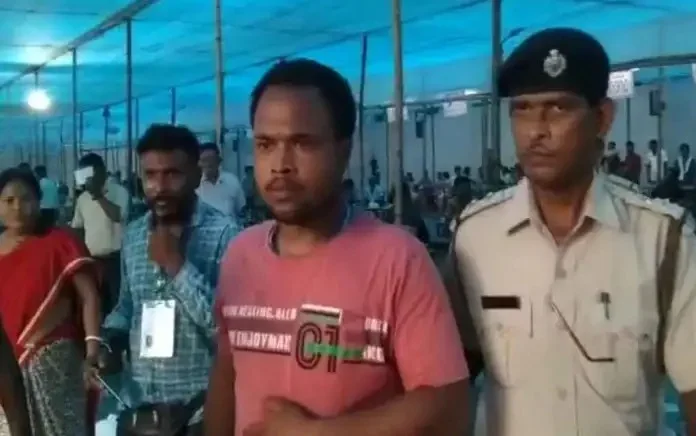 ব্যালট পেপার চিবিয়ে খেলেন কাউন্টিং এজেন্ট, শোরগোল