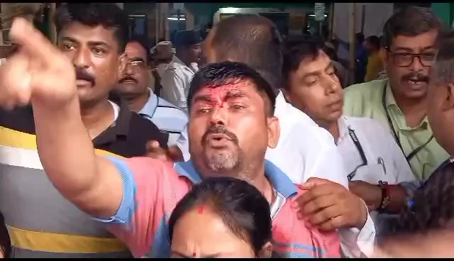 ভোট গণনা চলাকালীন বিক্ষিপ্ত ঘটনা হাওড়ায়, পুলিশের লাঠি চার্জ