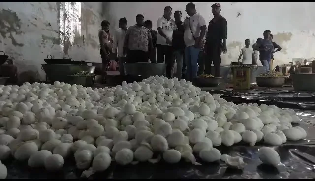 ২১ জুলাইয়ের উন্মাদনা আবেগ তুঙ্গে,  সকাল থেকেই মানুষের ঢল হাওড়া স্টেশনে  