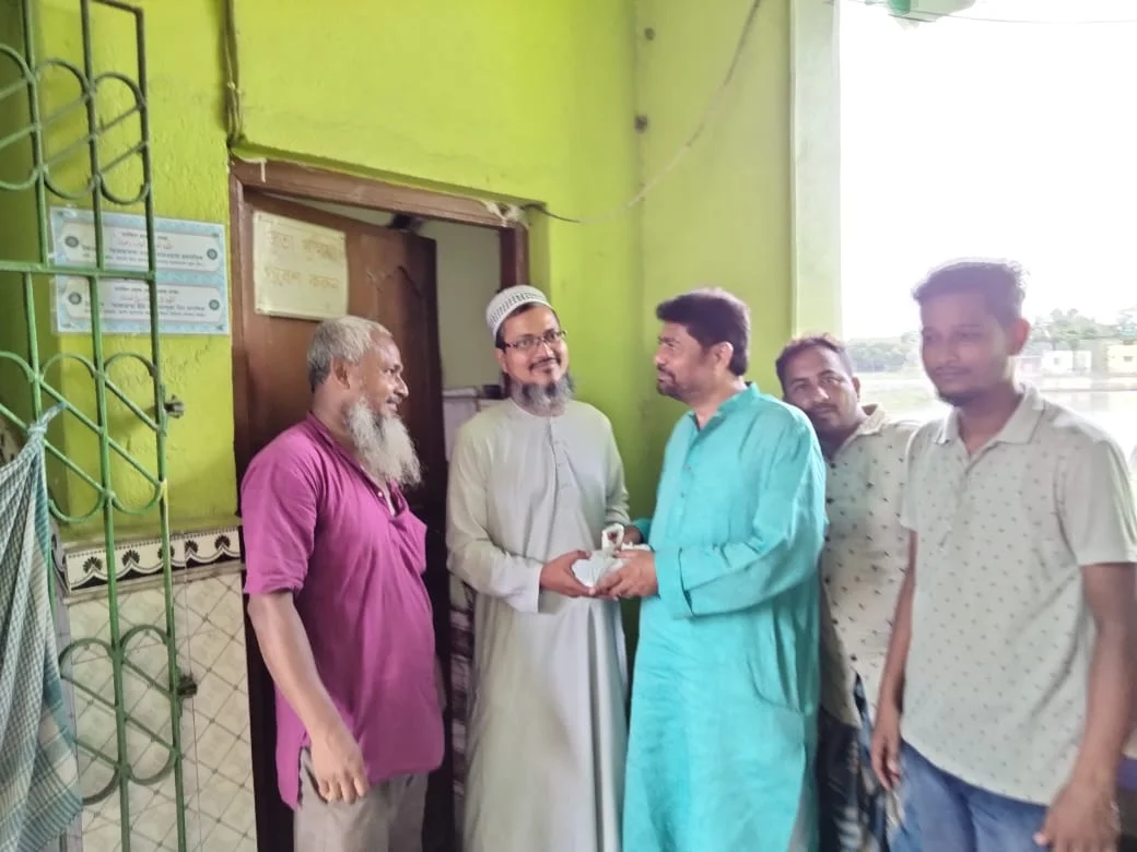 দলীয় নেতা কর্মীদের মিষ্টি মুখ জেলা পরিষদের জয়ী তৃণমূল প্রার্থী একেএম ফারহাদের