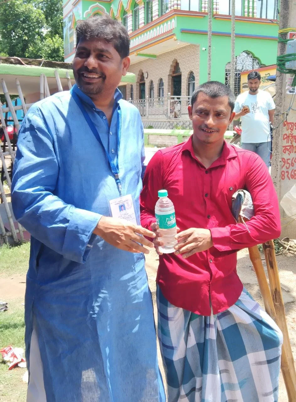 ভোটের দিন সৌজন্যের নজির সৃষ্টি করলো ফারহাদ