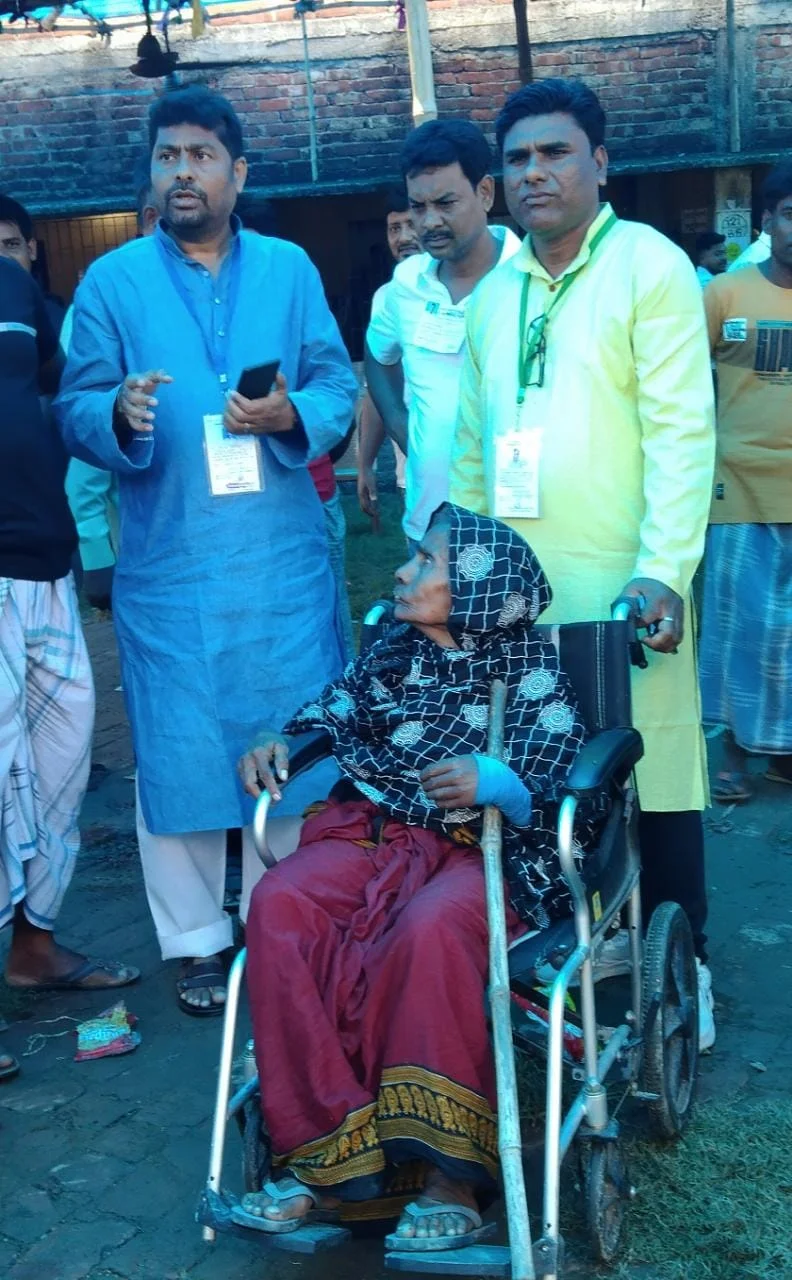 ভোটের দিন সৌজন্যের নজির সৃষ্টি করলো ফারহাদ