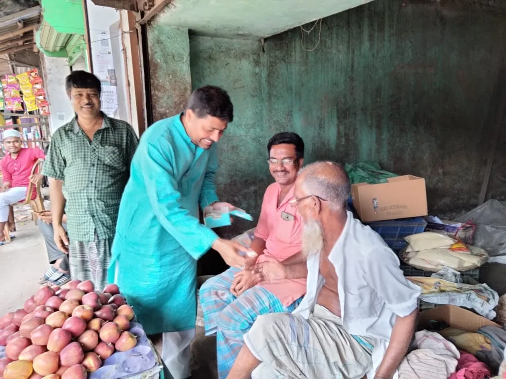 দলীয় নেতা কর্মীদের মিষ্টি মুখ জেলা পরিষদের জয়ী তৃণমূল প্রার্থী একেএম ফারহাদের