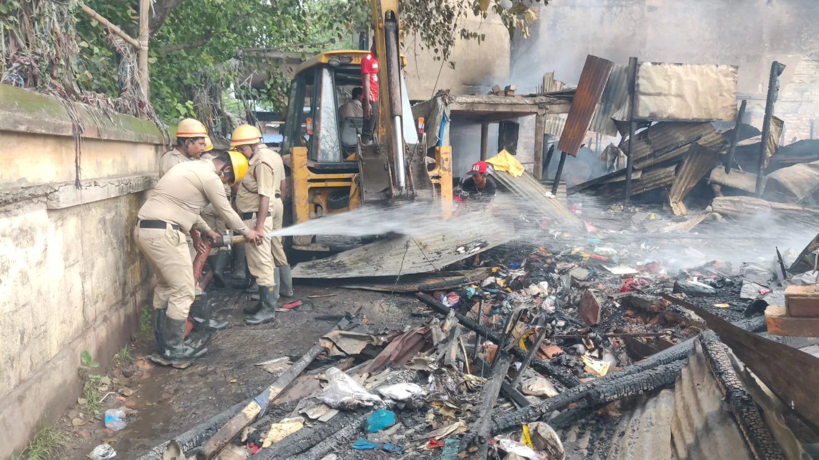 Breaking:  মঙ্গলাহাটে মুখ্যমন্ত্রী, কথা বললেন ক্ষতিগ্রস্ত ব্যবসায়ীদের সঙ্গে