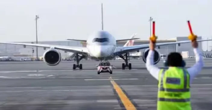 নিউইয়র্কে লাগার্ডিয়া বিমানবন্দরে দুর্ঘটনা, দমকলের সঙ্গে ধাক্কা বিমানের