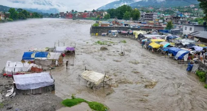 ভারী বৃষ্টিতে বিপর্যস্ত উত্তরাখণ্ড, ১৩টি জেলায় জারি কমলা সতর্কতা