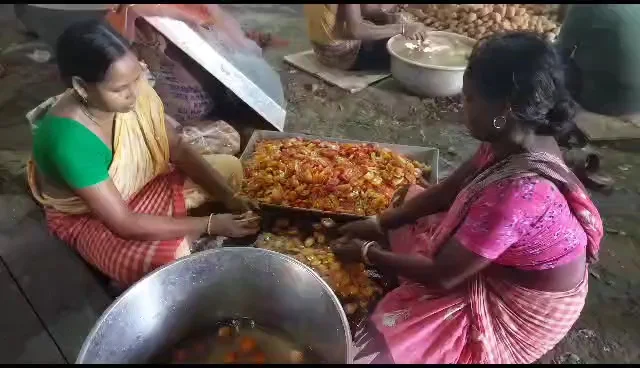 ২১ জুলাইয়ের উন্মাদনা আবেগ তুঙ্গে,  সকাল থেকেই মানুষের ঢল হাওড়া স্টেশনে  