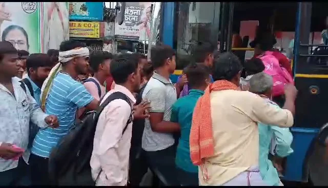 ২১ জুলাইয়ের উন্মাদনা আবেগ তুঙ্গে,  সকাল থেকেই মানুষের ঢল হাওড়া স্টেশনে  