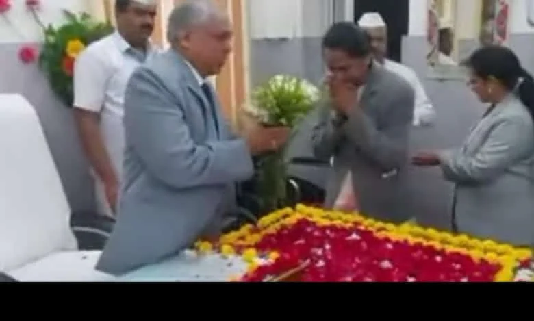 অবসর নিলেন মহারাষ্ট্রের সোলাপুর জেলা আদালতের বিচারক ডাঃ শাব্বির আহমেদ ওটি