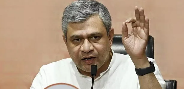 ১২১টি লোকোমেটিভের সঙ্গে যুক্ত হয়েছে 'কবচ' সংসদে বিবৃতি রেলমন্ত্রীর