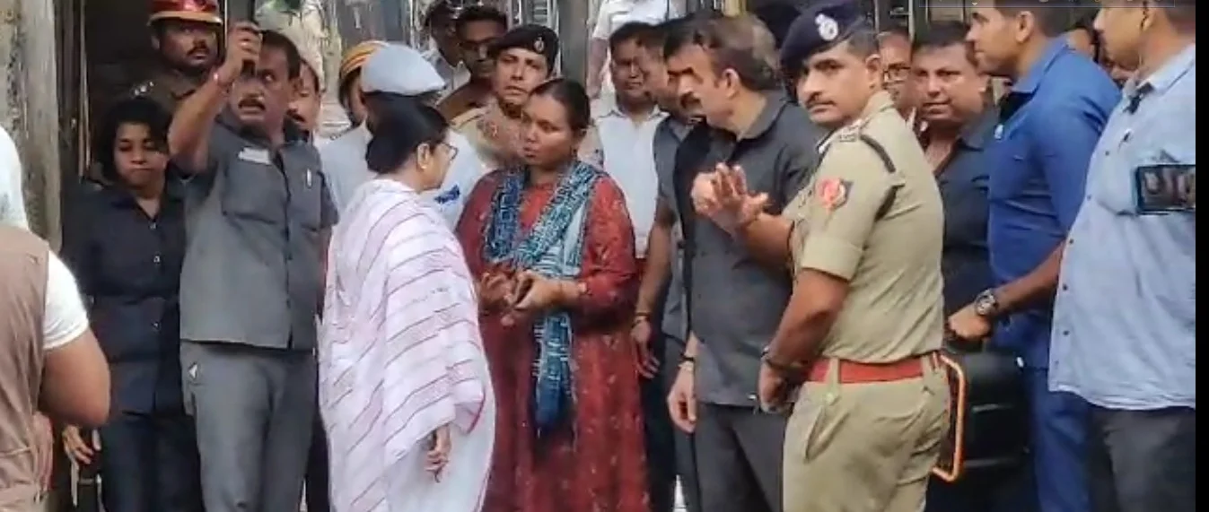 Breaking:  মঙ্গলাহাটে মুখ্যমন্ত্রী, কথা বললেন ক্ষতিগ্রস্ত ব্যবসায়ীদের সঙ্গে