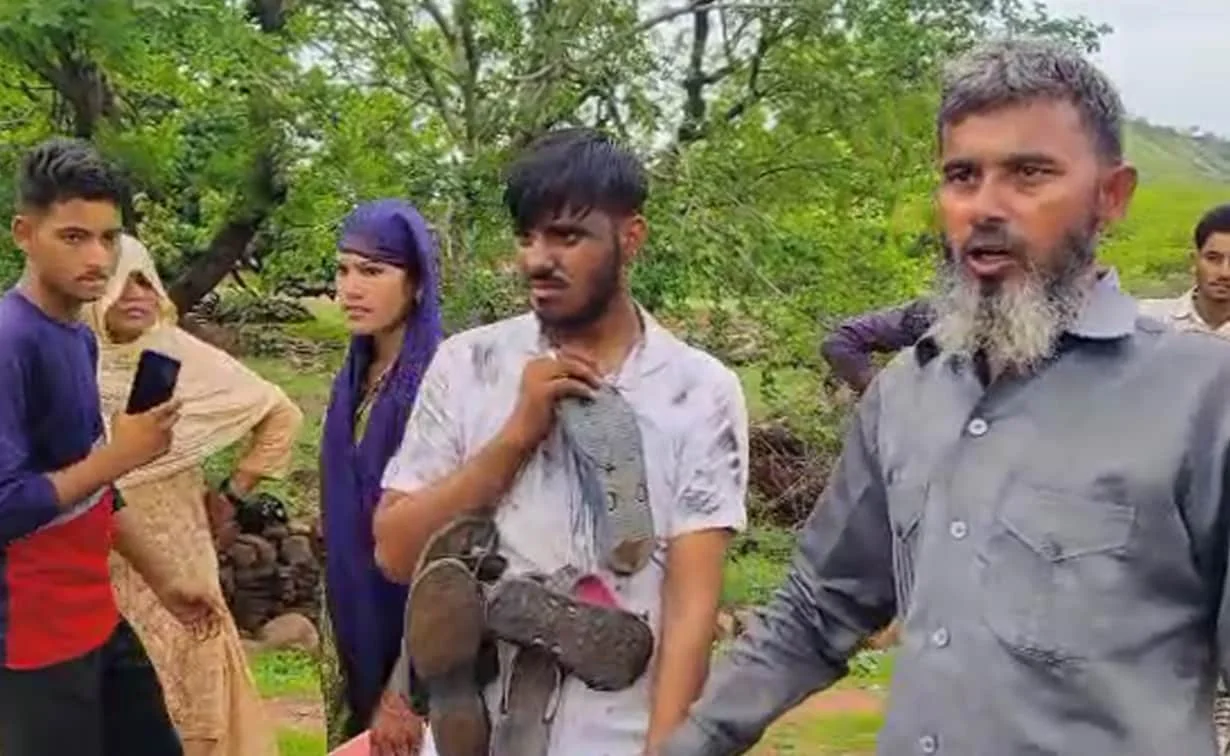 যৌন হেনস্থার অভিযোগ! মধ্যপ্রদেশে ২ দলিত যুবককে বেধড়ক মারধর করে খাওয়ানো হল 'মল'