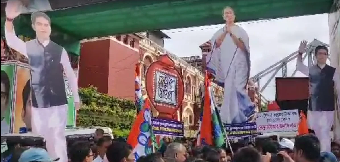 ২১ শে জুলাইয়ের উন্মাদনা আবেগ তুঙ্গে,  সকাল থেকেই মানুষের ঢল হাওড়া স্টেশনে  