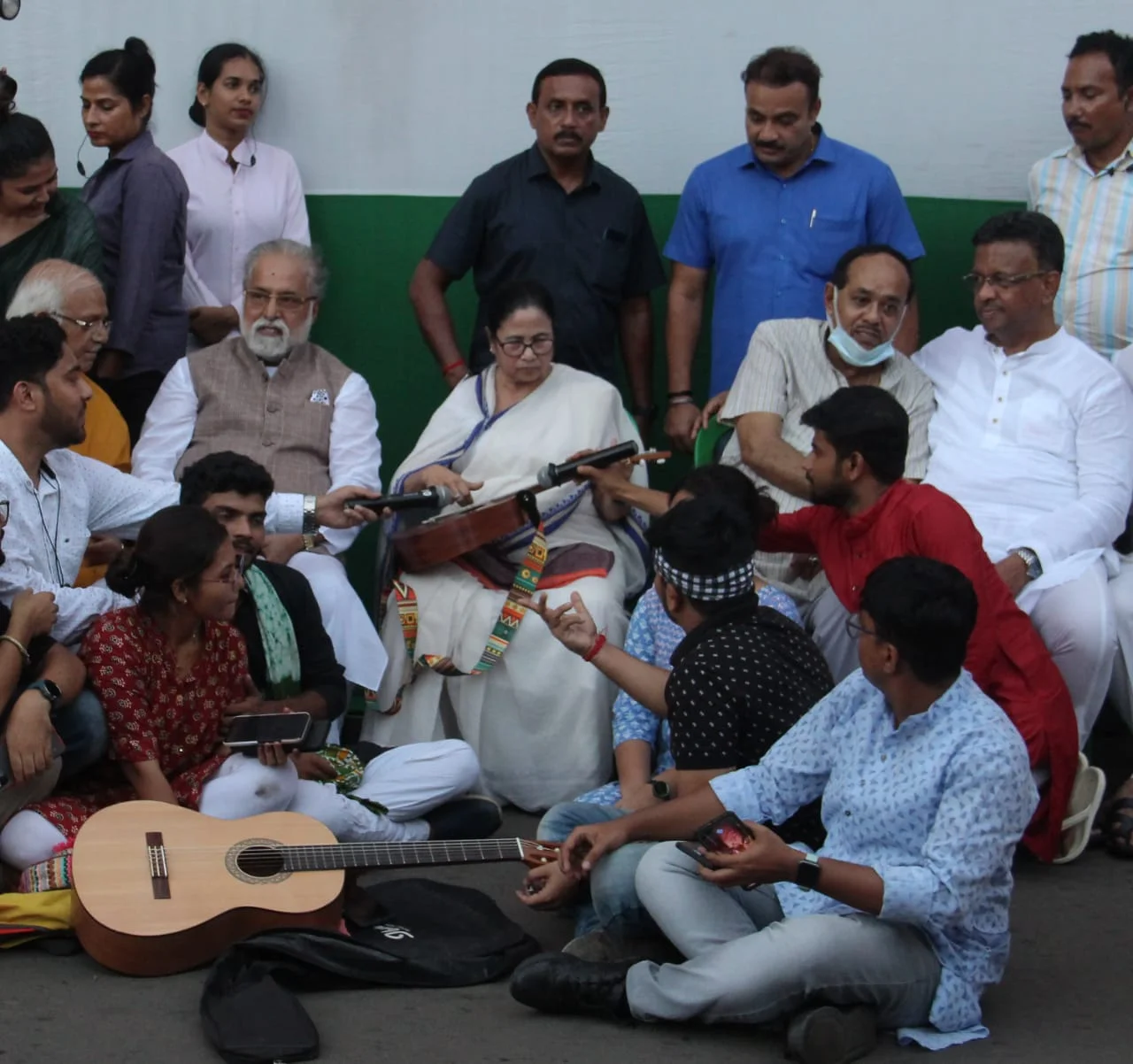 ২১ জুলাইয়ের মঞ্চ পরিদর্শনে এসে গিটার-গানে মাতলেন মমতা