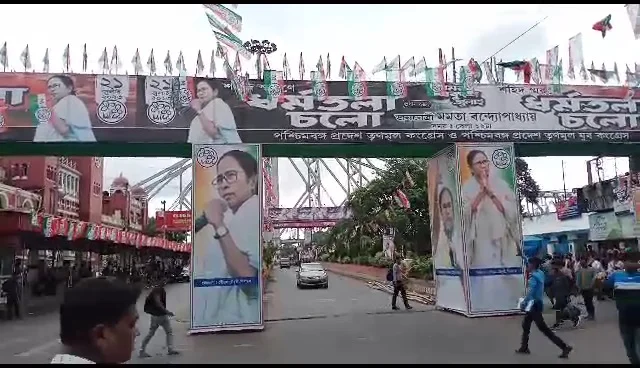 ২১ জুলাইয়ের উন্মাদনা আবেগ তুঙ্গে,  সকাল থেকেই মানুষের ঢল হাওড়া স্টেশনে  