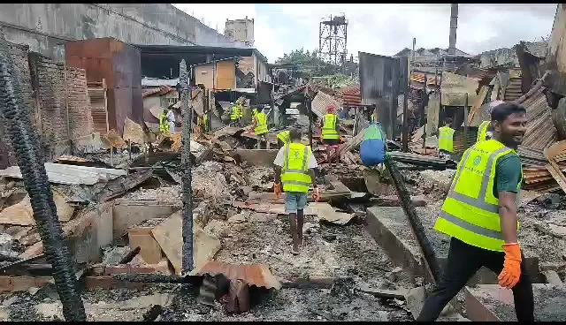 পোড়াহাট অগ্নিকাণ্ড: আজ থেকে সাফাইয়ের কাজ শুরু করল হাওড়া পৌরনিগম