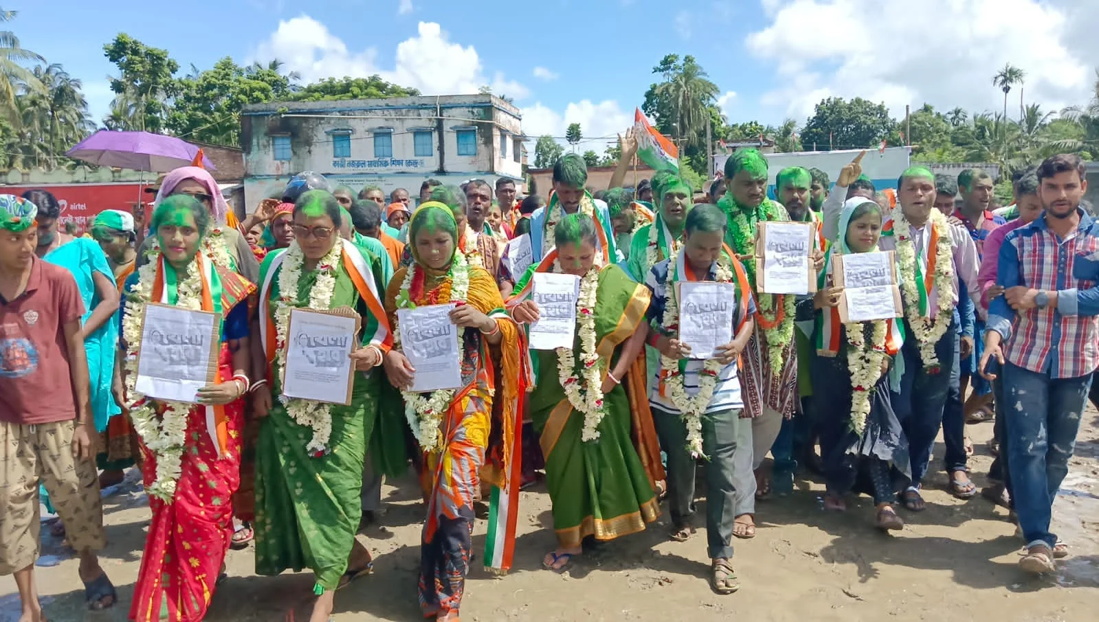 সুন্দরবনে খেলা হবে প্রকল্পের প্লাকার্ড  নিয়ে তৃণমূলের জয়ী প্রার্থীদের বিজয় মিছিল