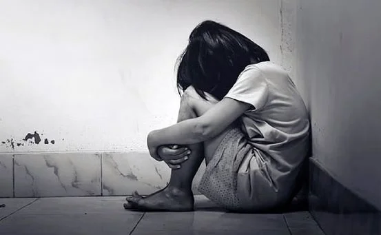 নাবালিকা মেয়েকে ধর্ষণের অভিযোগ, অভিযুক্তের খোঁজে পুলিশ