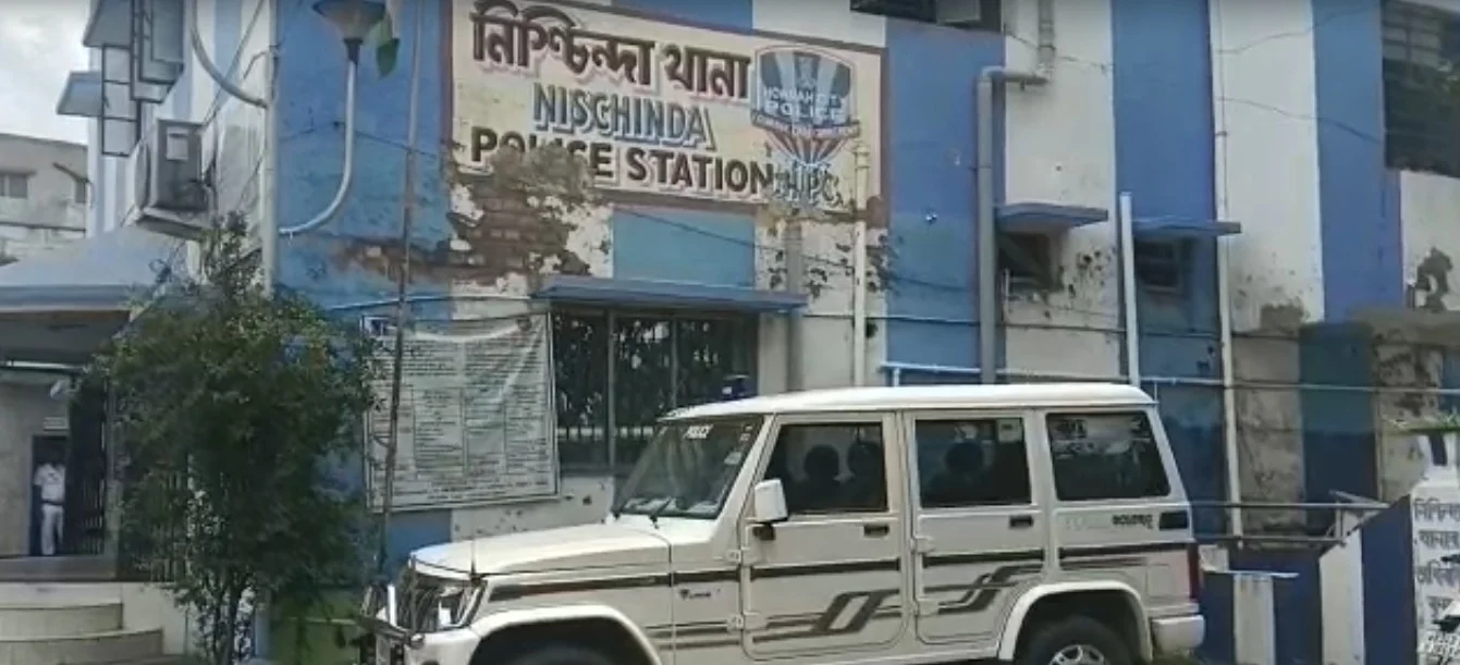 ডোমজুড়ে নির্দল প্রার্থীর বাড়িতে হামলা,  প্রার্থীর স্বামীকে গ্রেফতারের অভিযোগ