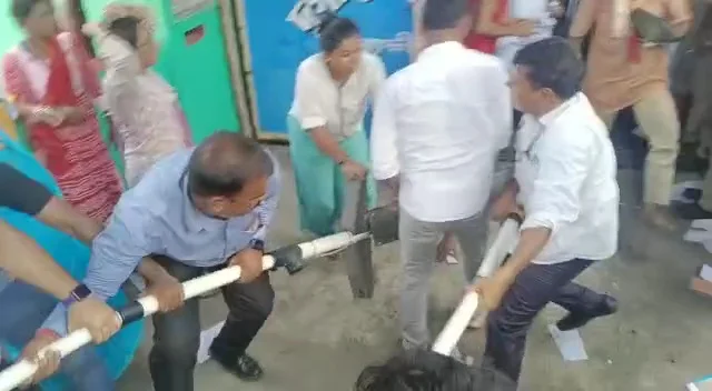 হাওড়া:  পুলিশের সঙ্গে ধস্তাধস্তি,  রণক্ষেত্র বালি-জগাছার পল্লীমঙ্গল স্কুল
