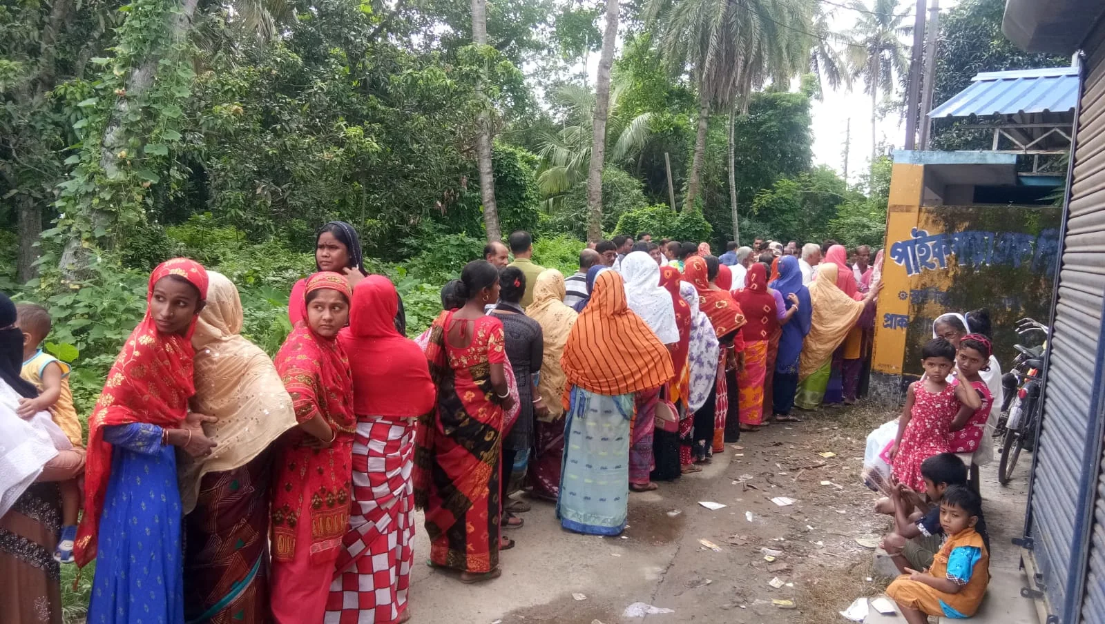কেন্দ্রীয় বাহিনীর তৎপরতার মধ্যে বনগাঁর পাইকপাড়ায় ভোটগ্রহণ, ভোটারদের লম্বা লাইন