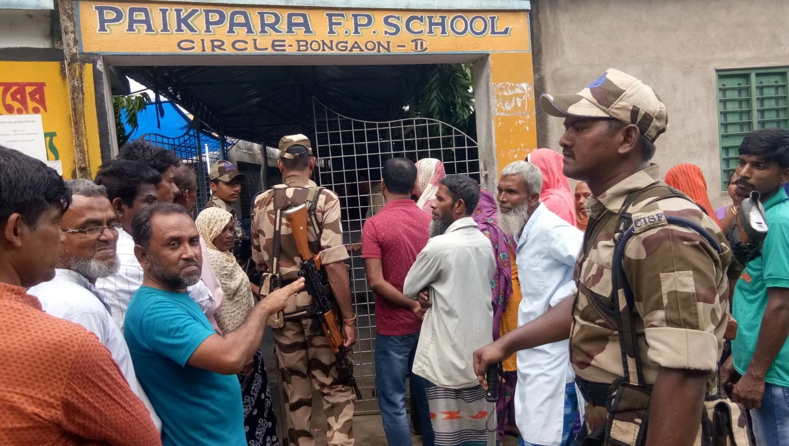 কেন্দ্রীয় বাহিনীর তৎপরতার মধ্যে বনগাঁর পাইকপাড়ায় ভোটগ্রহণ, ভোটারদের লম্বা লাইন