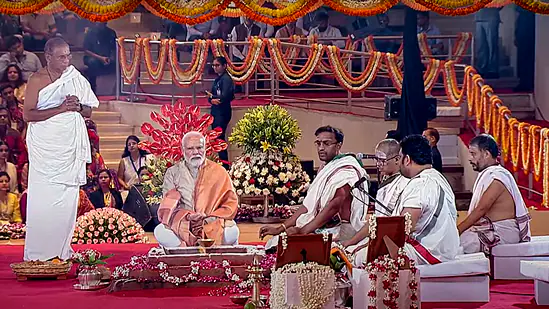 সম্মেলন কেন্দ্র উদ্বোধনের আগে পুজোপাঠ মোদির  