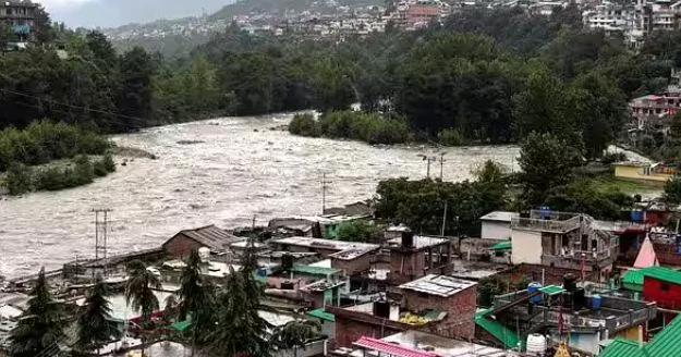 অতি বৃষ্টির জেরে ব্যাপক ক্ষয়ক্ষতি দেশের একাধিক রাজ্যে, জারি লাল ও কমলা সর্তকতা