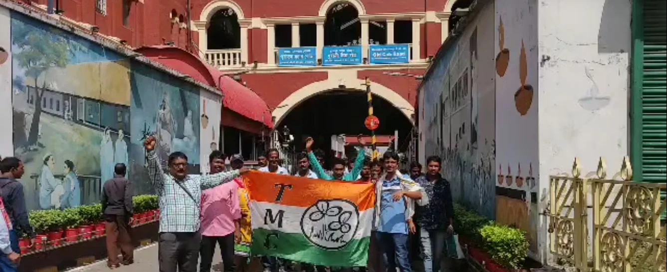 ২১ শে জুলাইয়ের উন্মাদনা আবেগ তুঙ্গে,  সকাল থেকেই মানুষের ঢল হাওড়া স্টেশনে  