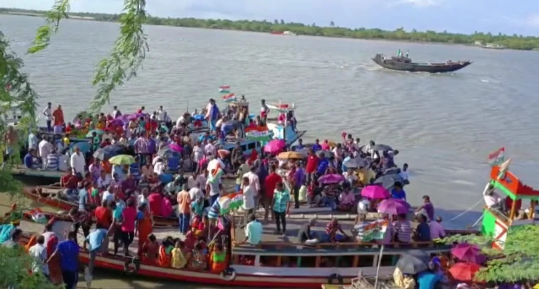নদী পথে একুশের সভায় রওনা সুন্দরবনের তৃণমূল  কর্মী ও সমর্থকদের
