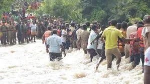 ভারী বৃষ্টি কেরলে, জারি লাল সতর্কতা, বন্ধ শিক্ষাপ্রতিষ্ঠান