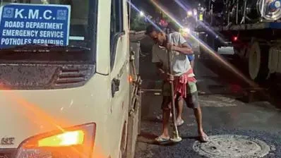 নয়া উদ্যোগ কেএমসি'র, রাস্তার গর্ত ও খানাখন্দ মেরামতে মোবাইল ভ্যান