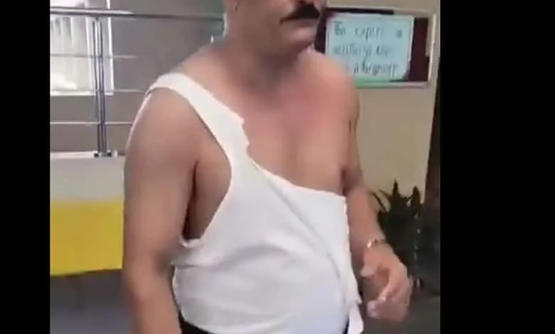 পড়ুয়াদের দিয়ে খ্রিস্টান প্রার্থনা, অধ্যক্ষকে বেদম পেটালো বিশ্ব হিন্দু পরিষদের সদস্যরা