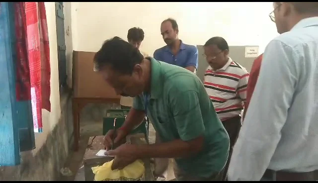 হাওড়া কুলগাছিয়া উচ্চ বিদ্যালয়ের বুথ:  শুরু ভোট পর্ব