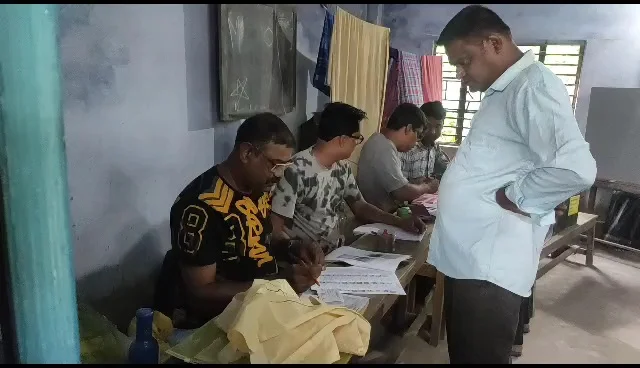 হাওড়া সাঁকরাইল:  সকাল থেকেই শুরু ভোটগ্রহণ,  বাহিনীর দেখা নাই !