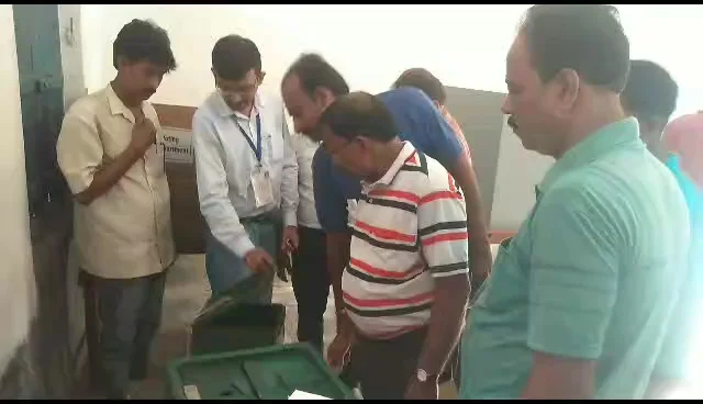 হাওড়া কুলগাছিয়া উচ্চ বিদ্যালয়ের বুথ:  শুরু ভোট পর্ব