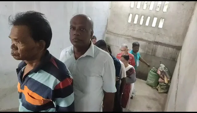 হাওড়া সাঁকরাইল:  সকাল থেকেই শুরু ভোটগ্রহণ,  বাহিনীর দেখা নাই !<div class=