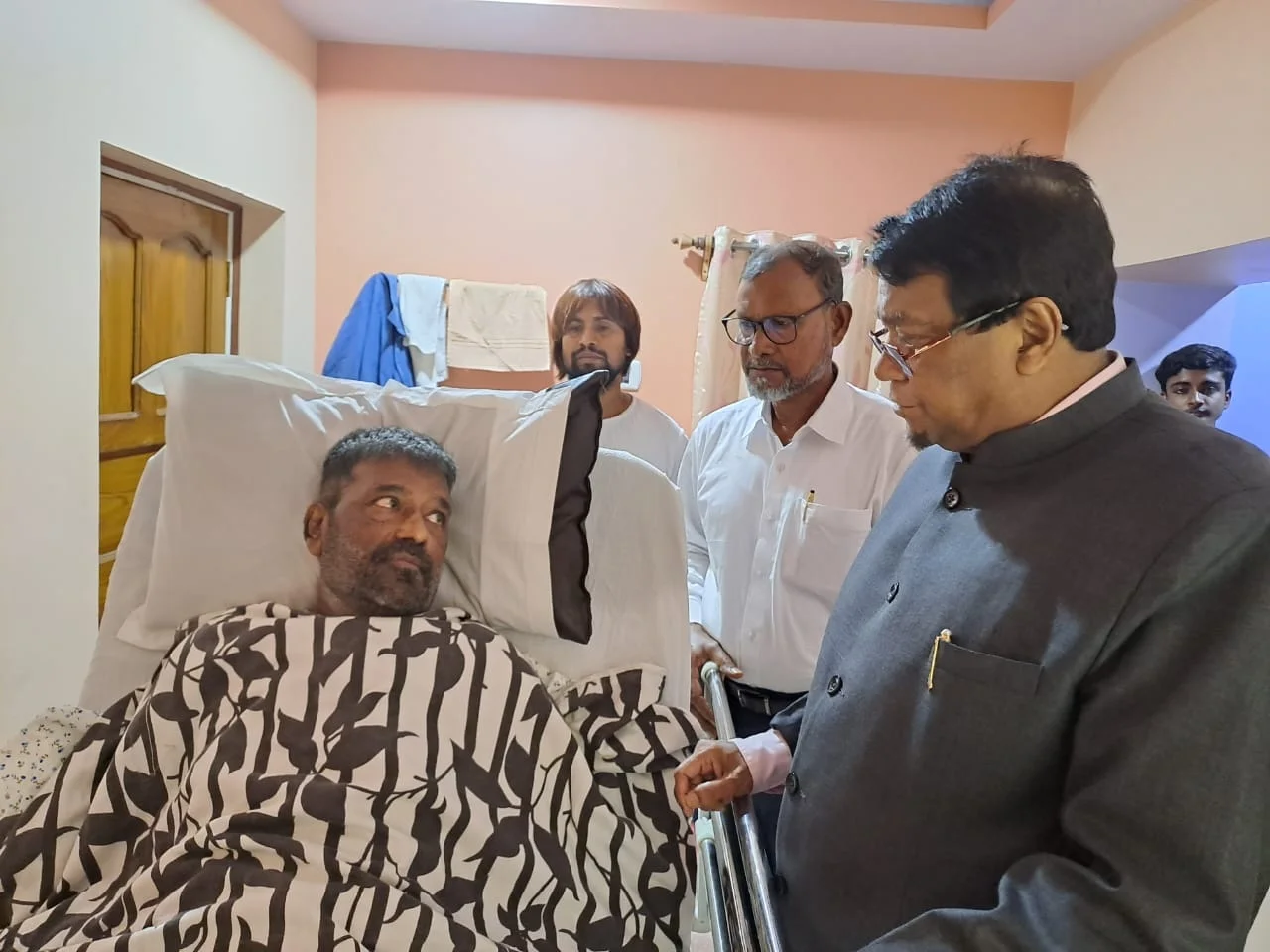 অসুস্থ সাংসদ আবু তাহেরের সঙ্গে সাক্ষাৎ করলেন মাইনোরিটি কমিশনের চেয়ারম্যান