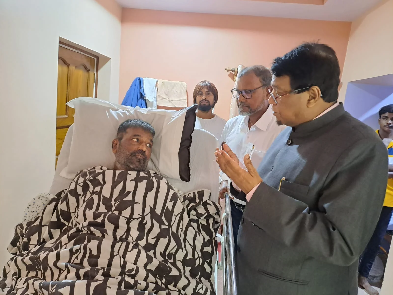 অসুস্থ সাংসদ আবু তাহেরের সঙ্গে সাক্ষাৎ করলেন মাইনোরিটি কমিশনের চেয়ারম্যান