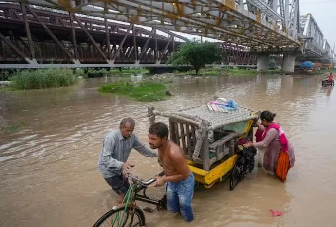 যমুনার জলস্তর ছাড়িয়েছে বিপদসীমা জরুরি বৈঠকে মুখ্যমন্ত্রী কেজরিওয়াল