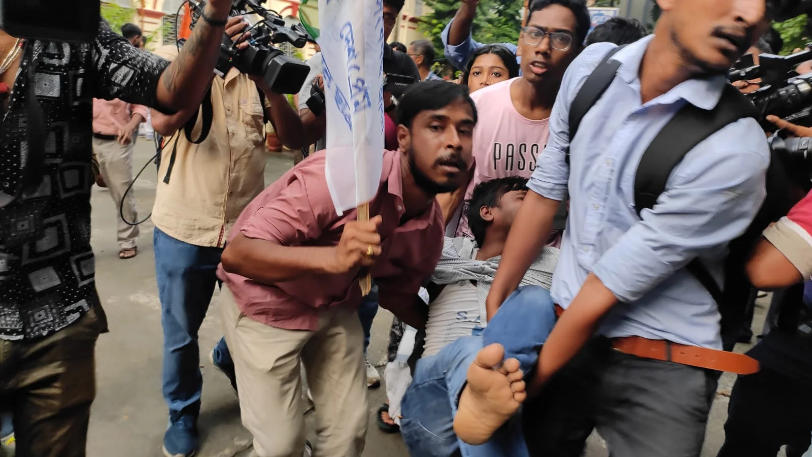 যাদবপুরে তৃণমূল ছাত্র পরিষদ ও বাম ছাত্র সংগঠনগুলির কর্মসূচি ঘিরে উত্তেজনা, ধস্তাধস্তিতে অসুস্থ বহু কর্মী