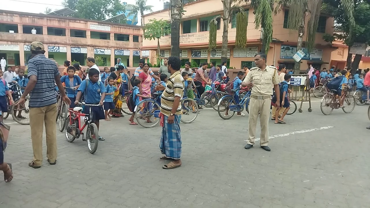 স্কুলগুলির সামনে রাস্তায় পুলিশের নজরদারি আরও বাড়ানোর আর্জি অভিভাবকদের